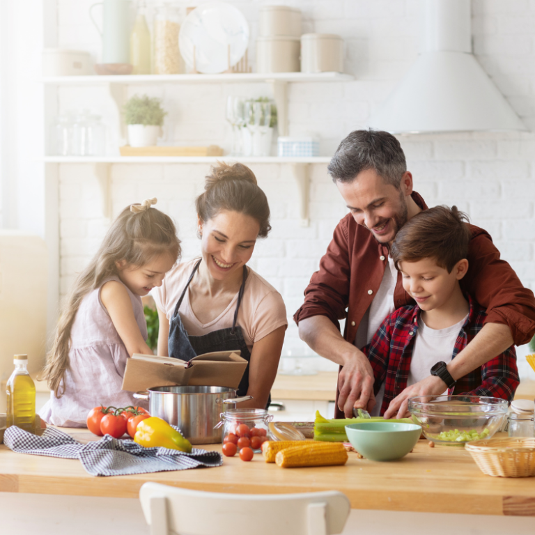 Familie kocht gemeinsam in einer modernen Küche mit frischen Zutaten.