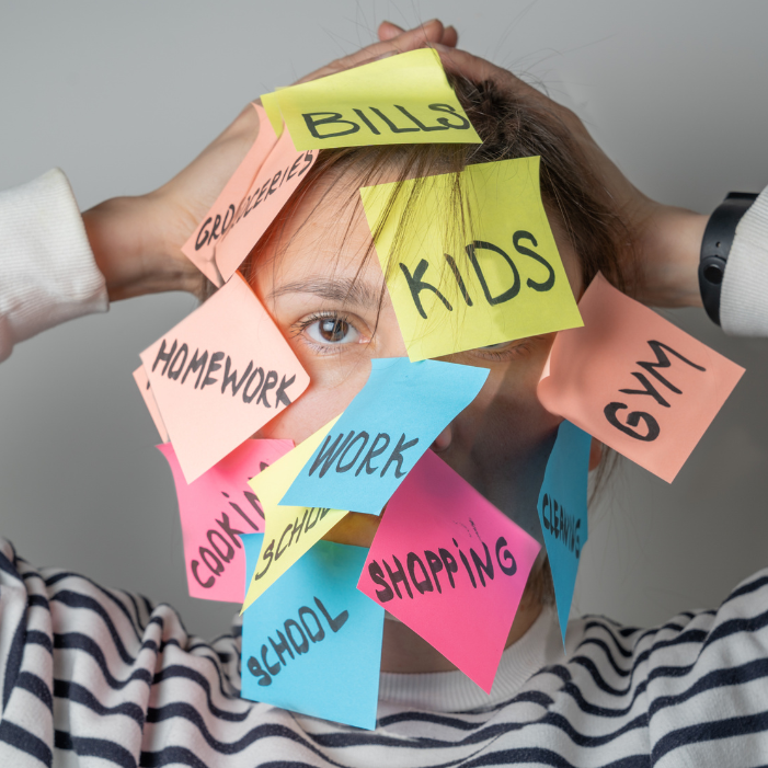 Ein Kopf mit bunten Post-its, die Begriffe wie "Kinder", "Hausaufgaben" und "Einkaufen" zeigen.