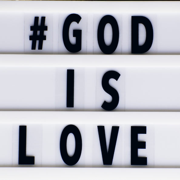Schriftzug: "#GOTT IST LIEBE" in schwarzen Buchstaben auf weißem Hintergrund.